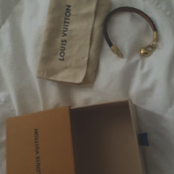 Louis Vuitton heart charm leather bracelet size 17 - Picture 5 of 8